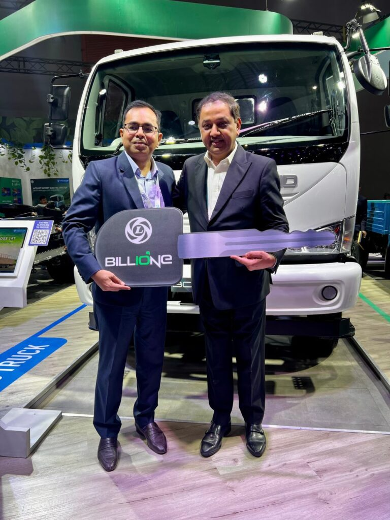 Shenu-Agarwal-MD-CEO-Ashok-Leyland-handed-over-the-keys-of-its-first-14T-Boss-Electric-Truck-to-BillionE_01-768x1024