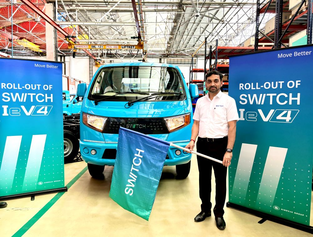 SWITCH-Mobilitys-very-first-eLCV-_E2_80_98SWITCH-IeV4-rolls-off-the-production-line.-Mahesh-Babu-CEO-flags-off-the-vehicle-at-their-Hosur-Plant