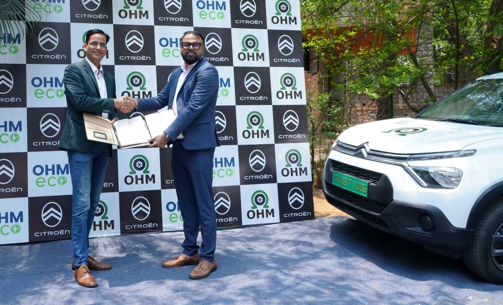 Shishir-Mishra-Brand-Director-Citroen-India-and-Dr.-Nirmal-Reddy-Founder-Chairman-OHM-Group-Flagging-First-Batch-of-Citroen-e-C3-