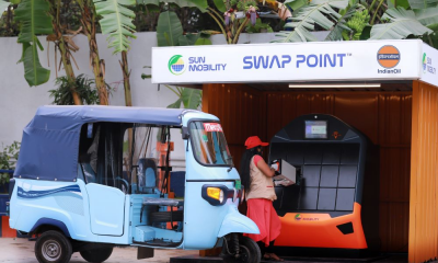 Woman-driver-swapping-at-the-IndianOil-SUN-Mobility-station