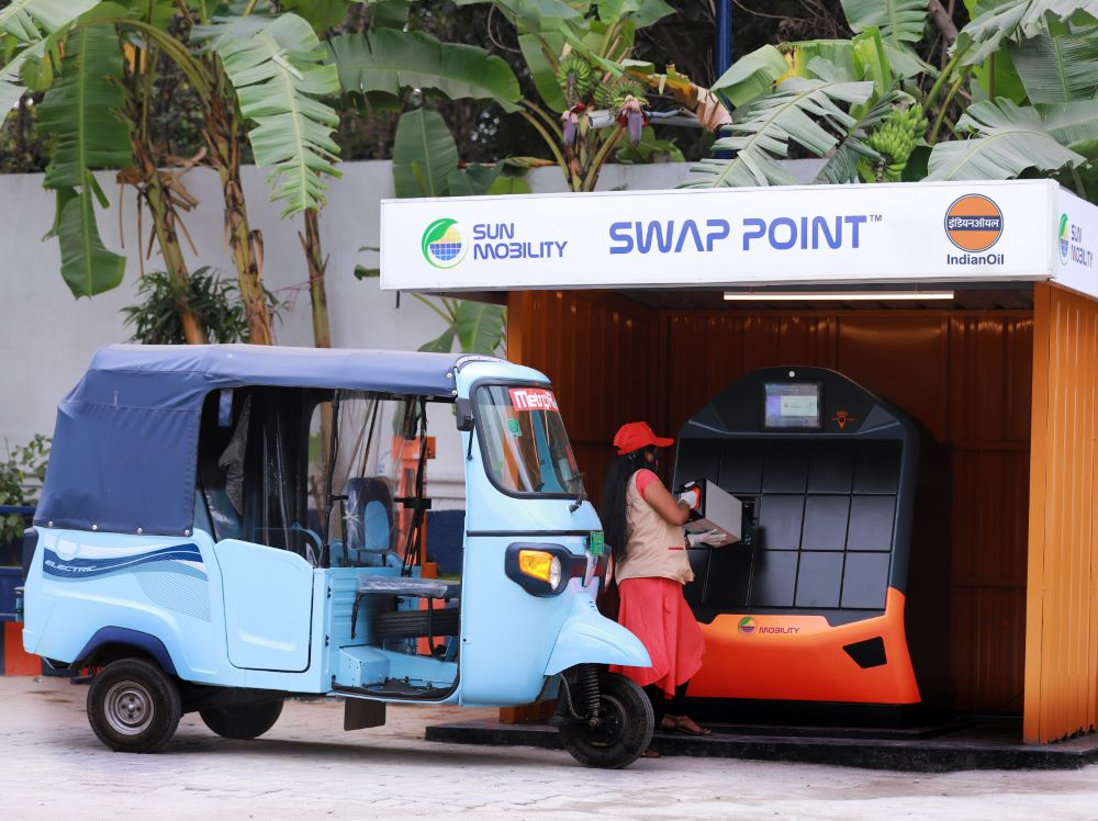 Woman-driver-swapping-at-the-IndianOil-SUN-Mobility-station