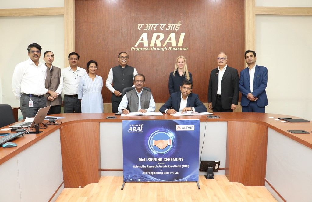 Reji-Mathai-director-ARAI-and-Vishwanath-Rao-Managing-Director-Altair-India-GCC-ANZ-signing-MoU