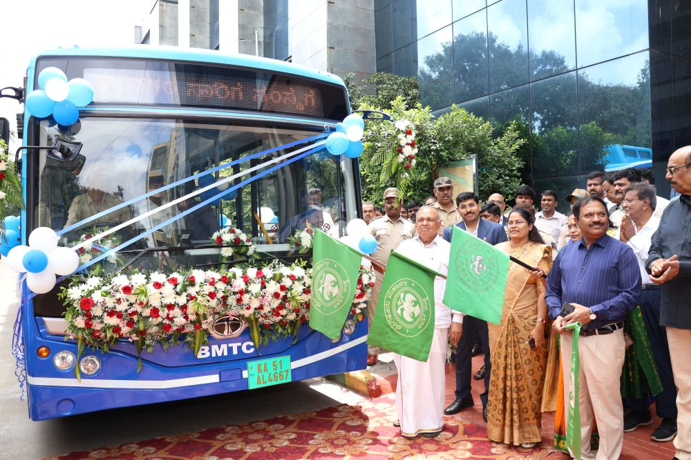Shri-Ramalinga-Reddy-Honble-Minister-of-Transport-Government-of-Karnataka-and-Shri-Ramachandran-R.-IAS-Managing-Director-BMTC-along-with-senior-officials-from-the-Government-of-Karnata