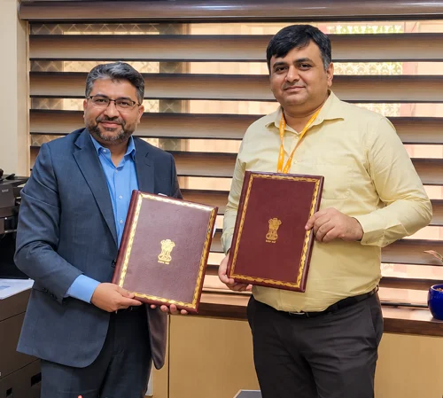 L-to-R-Mr.-Anand-Mimani-CEO-EV-New-Energy-Business-Blue-Energy-Motors-and-Mayank-Tyagi-IDAS-Director-Ministry-of-Road-Transport-Highways-rrrrrrrr-1